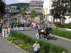 Buntes Treiben auf dem Kirchplatz